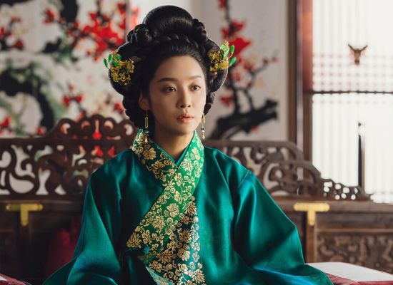 A Safe Peek at The Queen Who Crowns 2025