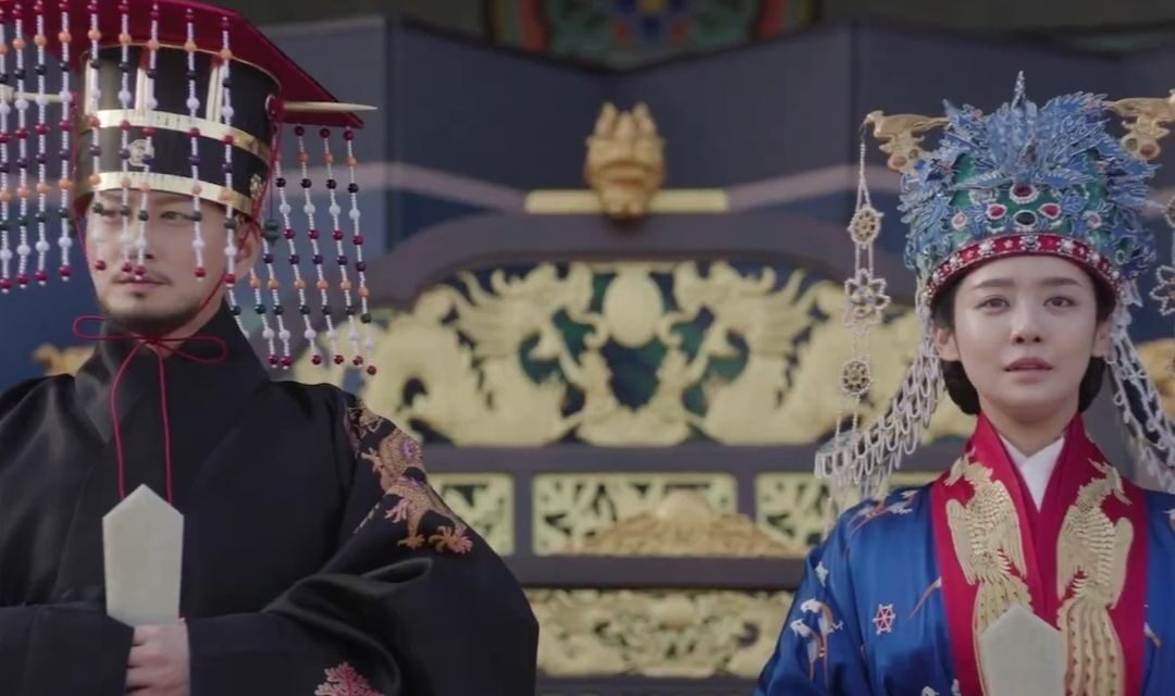 A Comprehensive Look at The Queen Who Crowns 2025